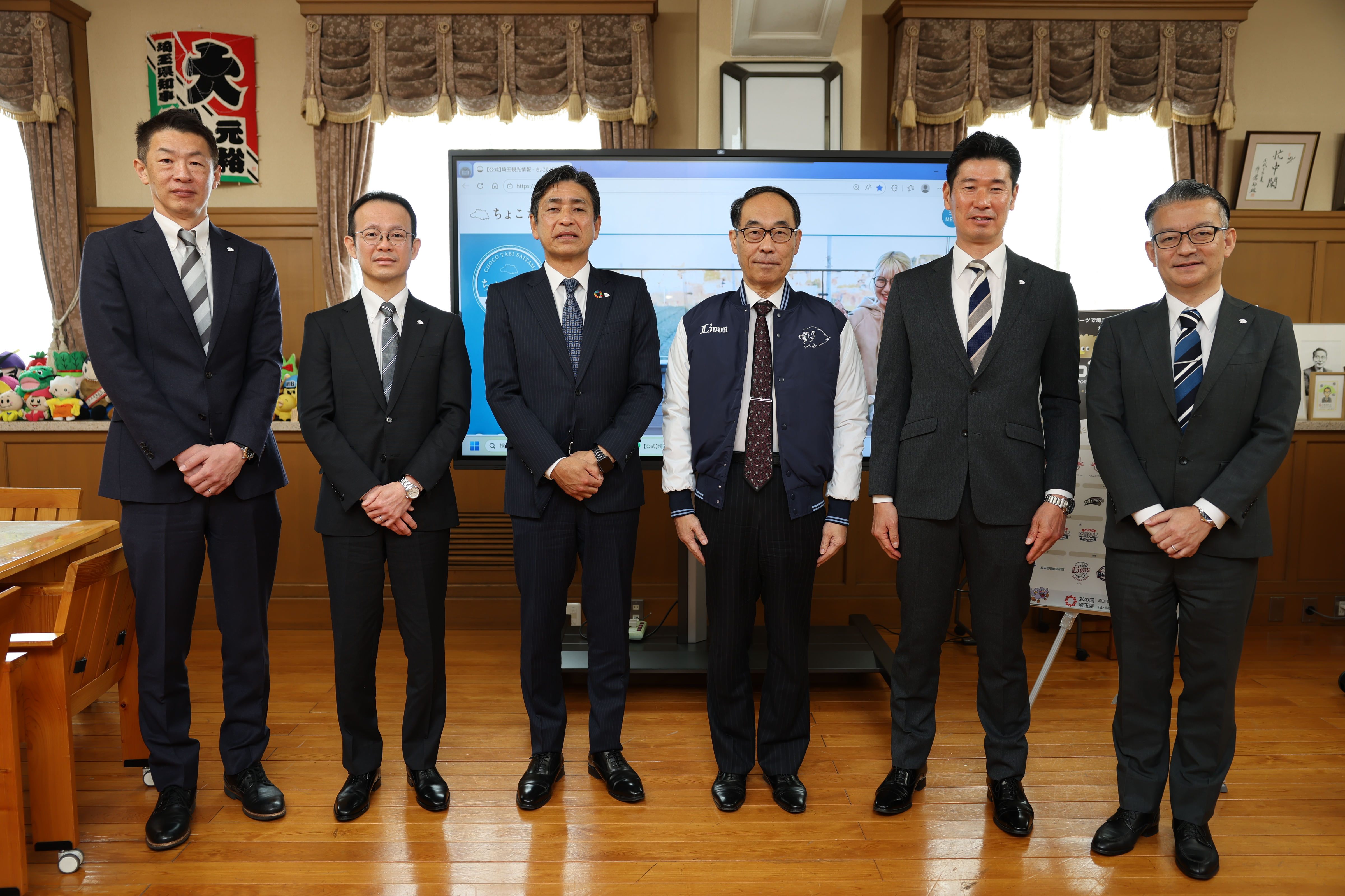 表敬訪問で集合写真を撮る知事の写真