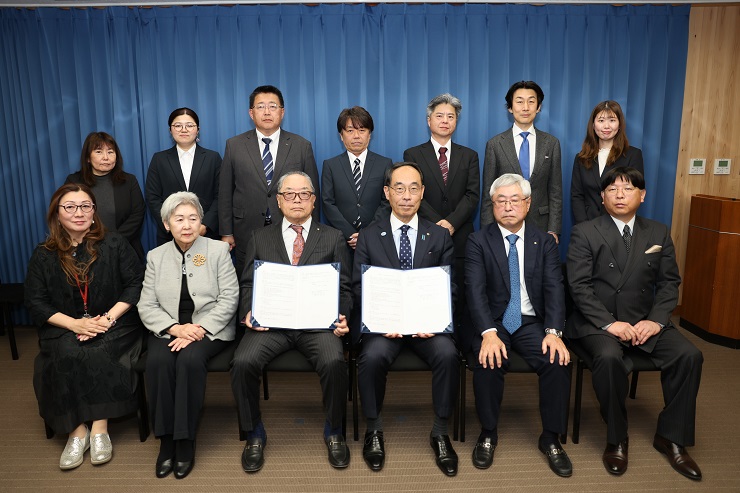 協定締結式で集合写真を撮る知事の写真