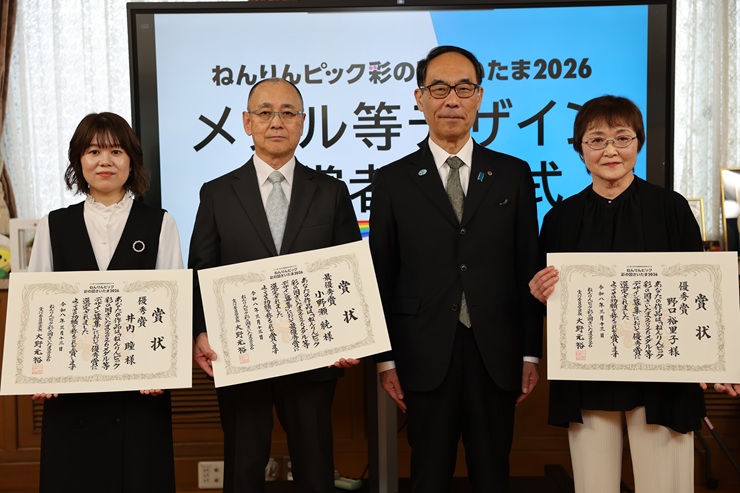 入賞者と記念写真を撮る知事の写真