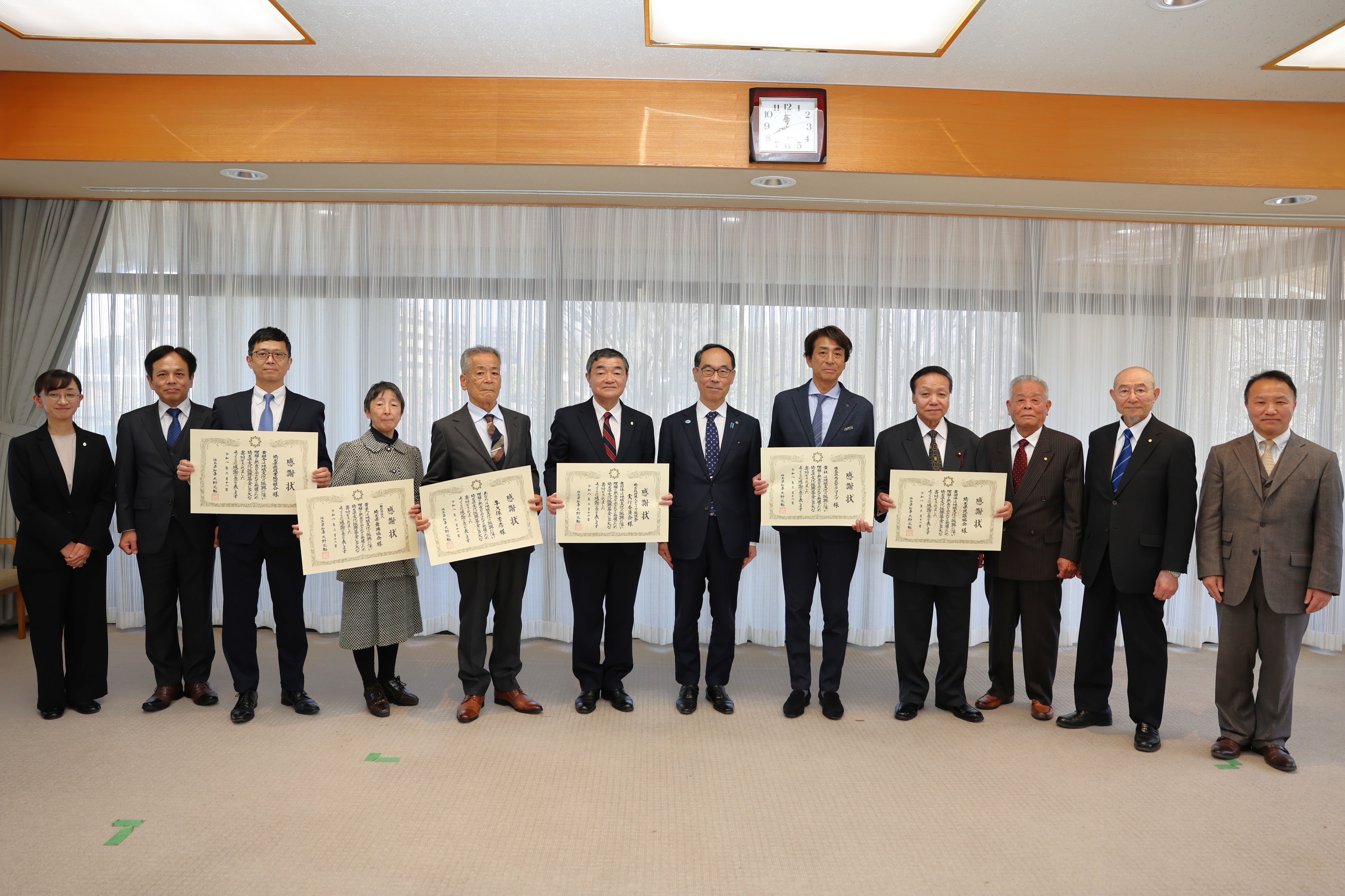 感謝状贈呈式で集合写真を撮る知事の写真