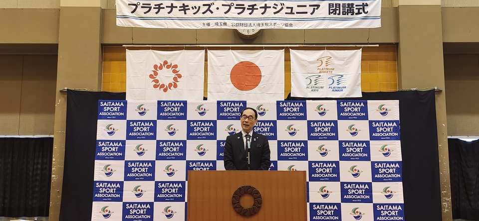 閉講式で挨拶する知事の様子