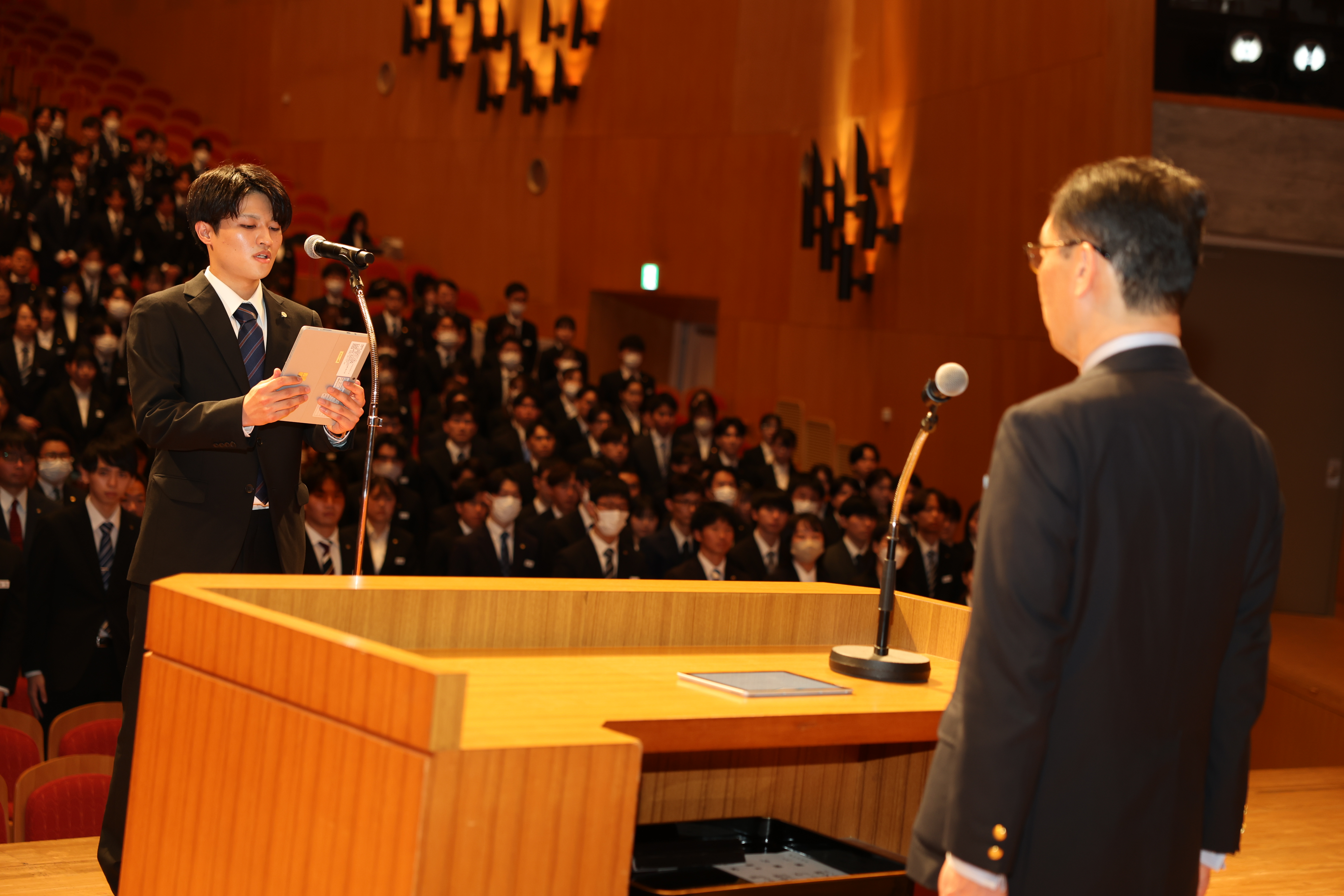 新規採用職員が知事に挨拶する様子