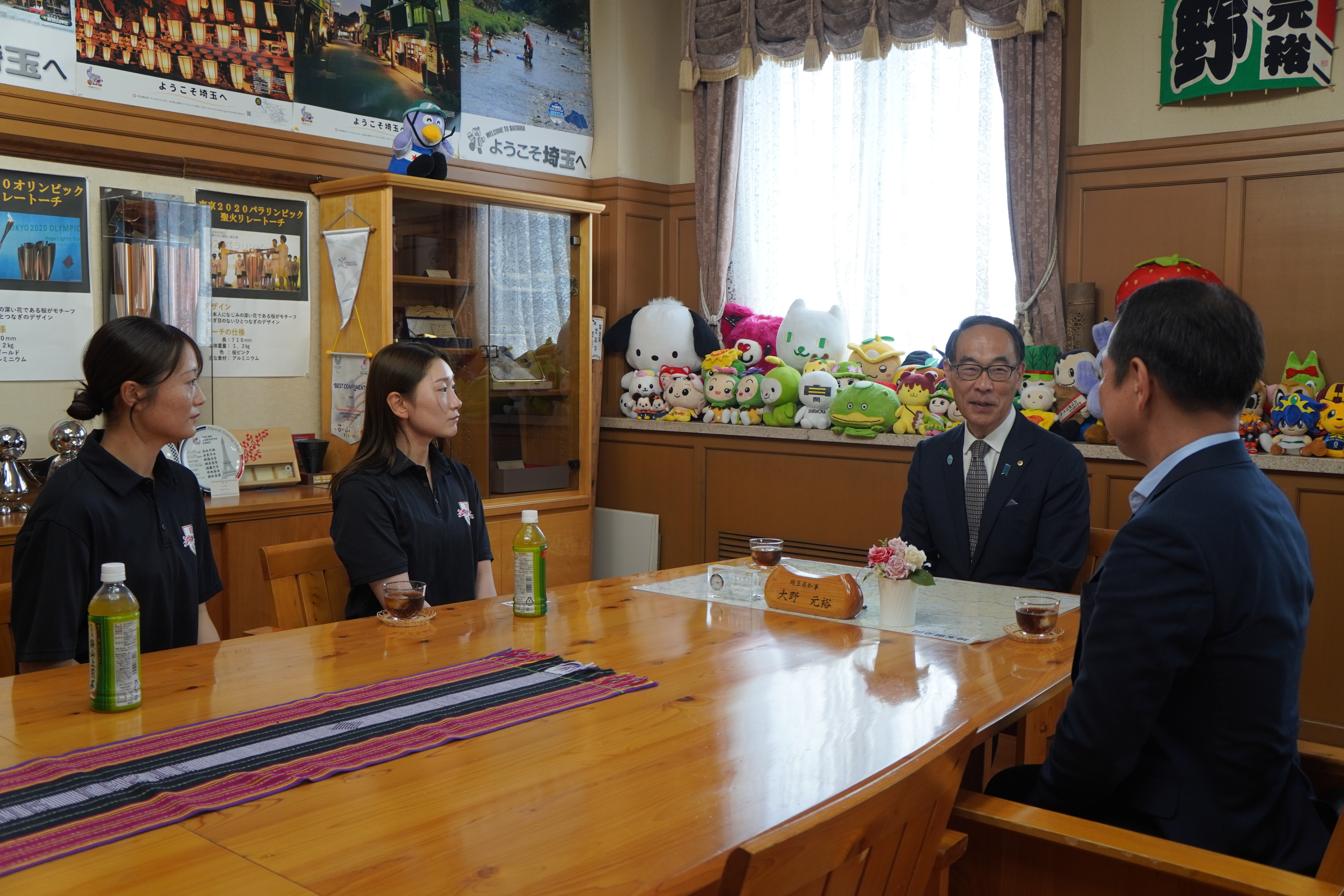 訪問者と歓談する知事の写真