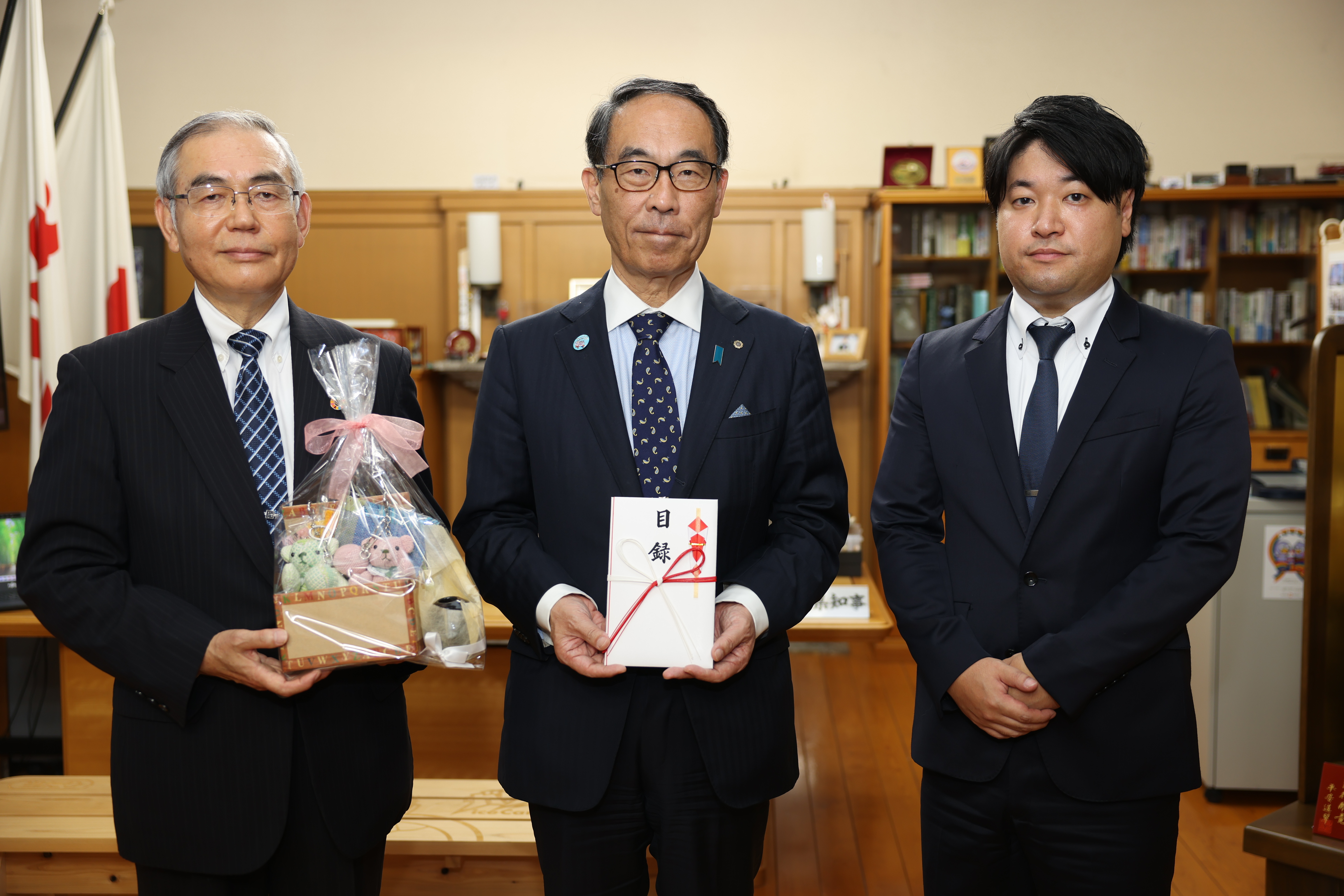 寄附者と記念写真を撮る知事の写真