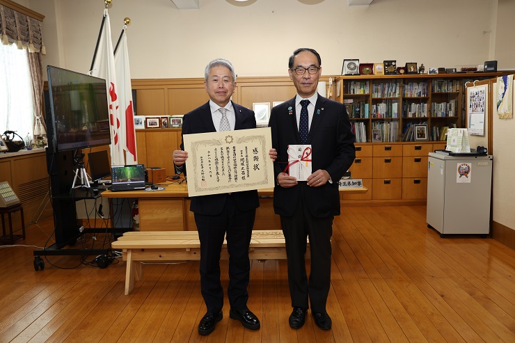 感謝状贈呈者と記念写真を撮る知事の写真