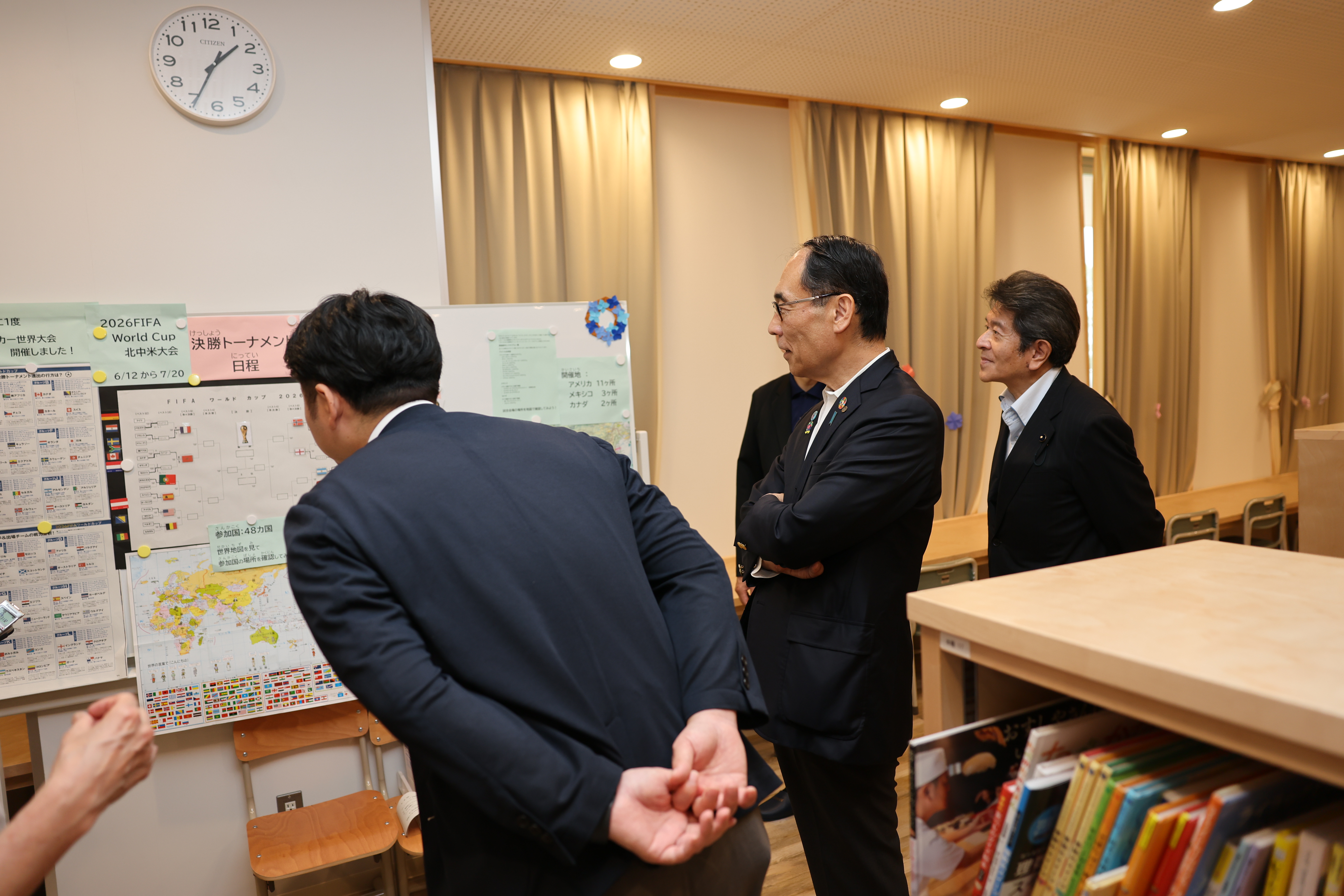 さいたま市立大和田小学校を訪問する知事の様子