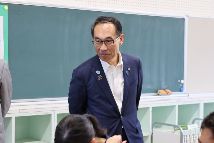 視察先で学校の様子を見学する知事の写真