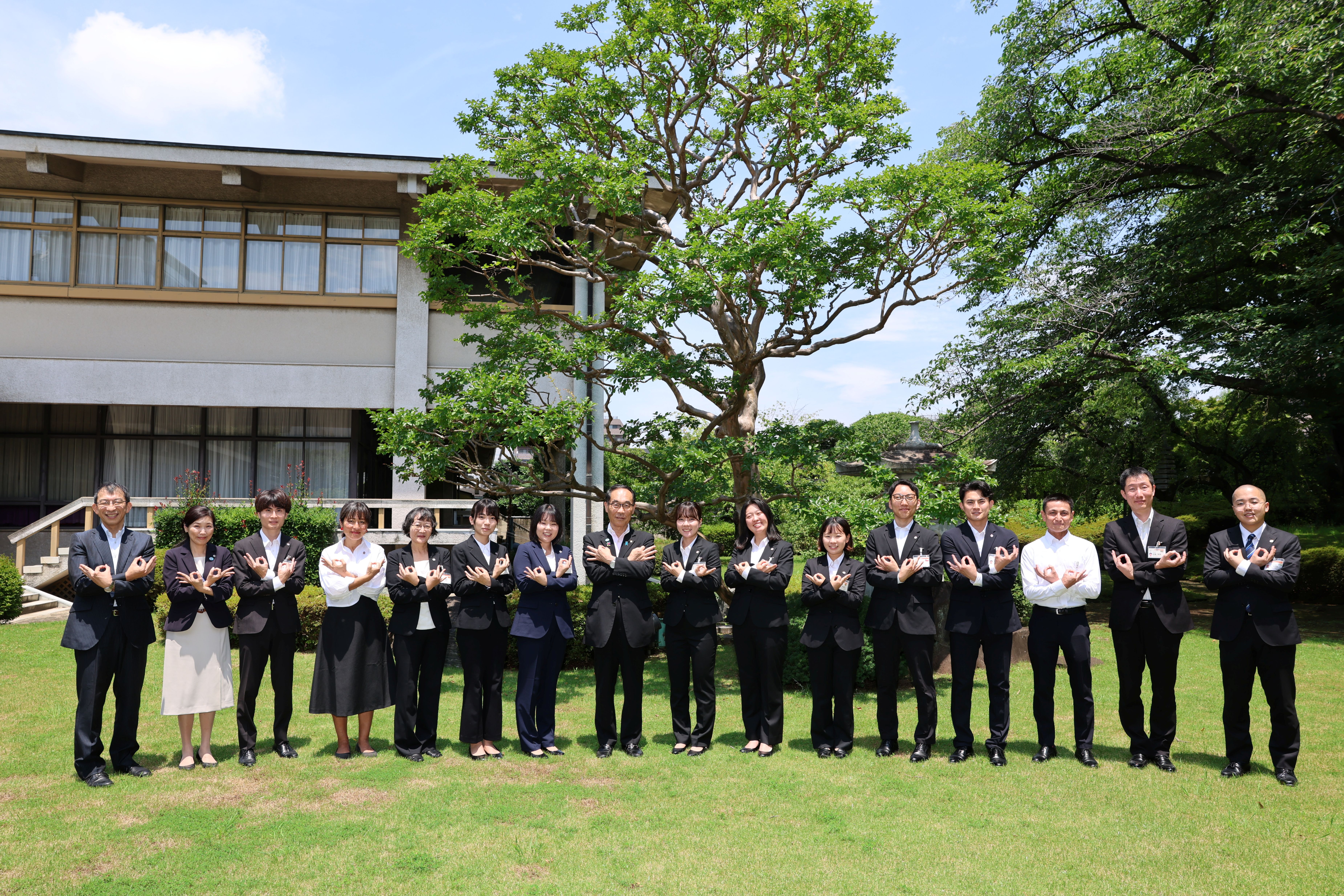 JICA海外協力隊2026年度1次隊壮行会で集合写真を撮る知事の写真