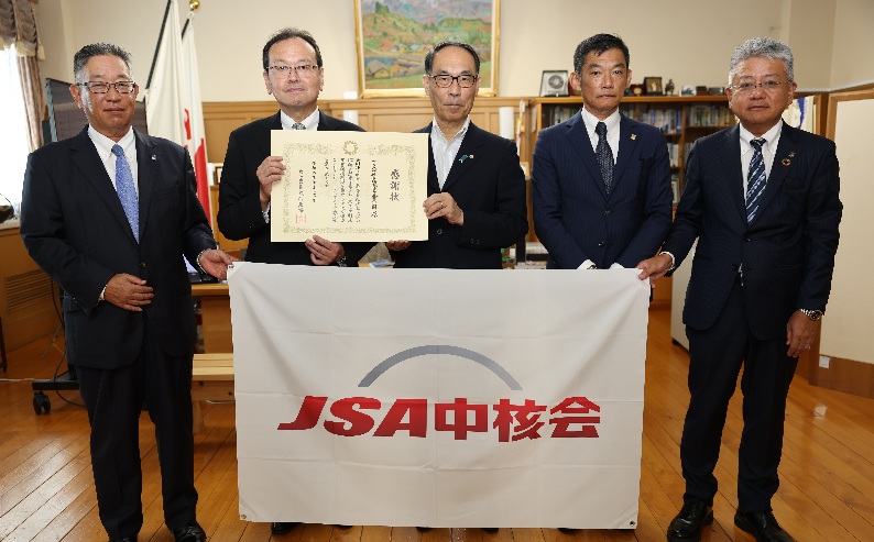 感謝状贈呈式で記念写真を撮る知事の写真