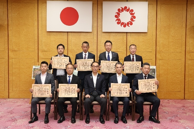 感謝状贈呈者と記念写真を撮る知事の写真