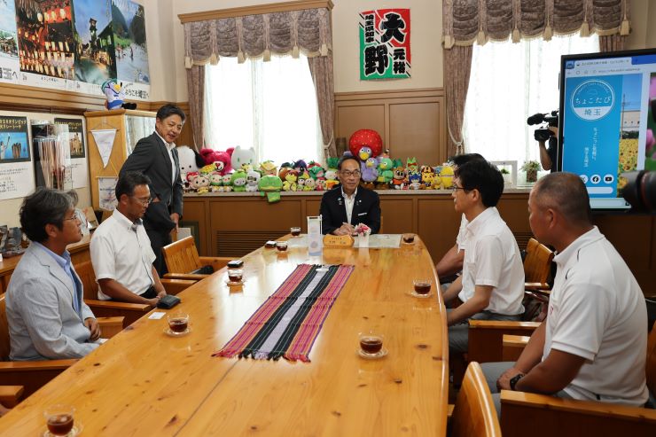 訪問者と歓談する知事の様子