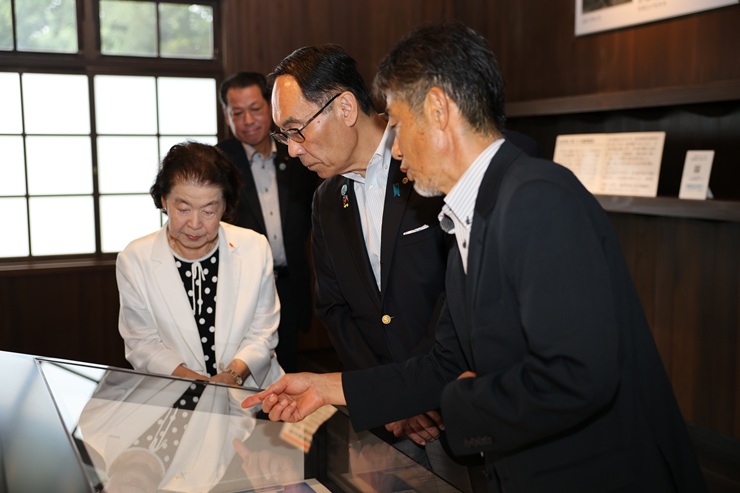 訪問先で説明を受ける知事の写真