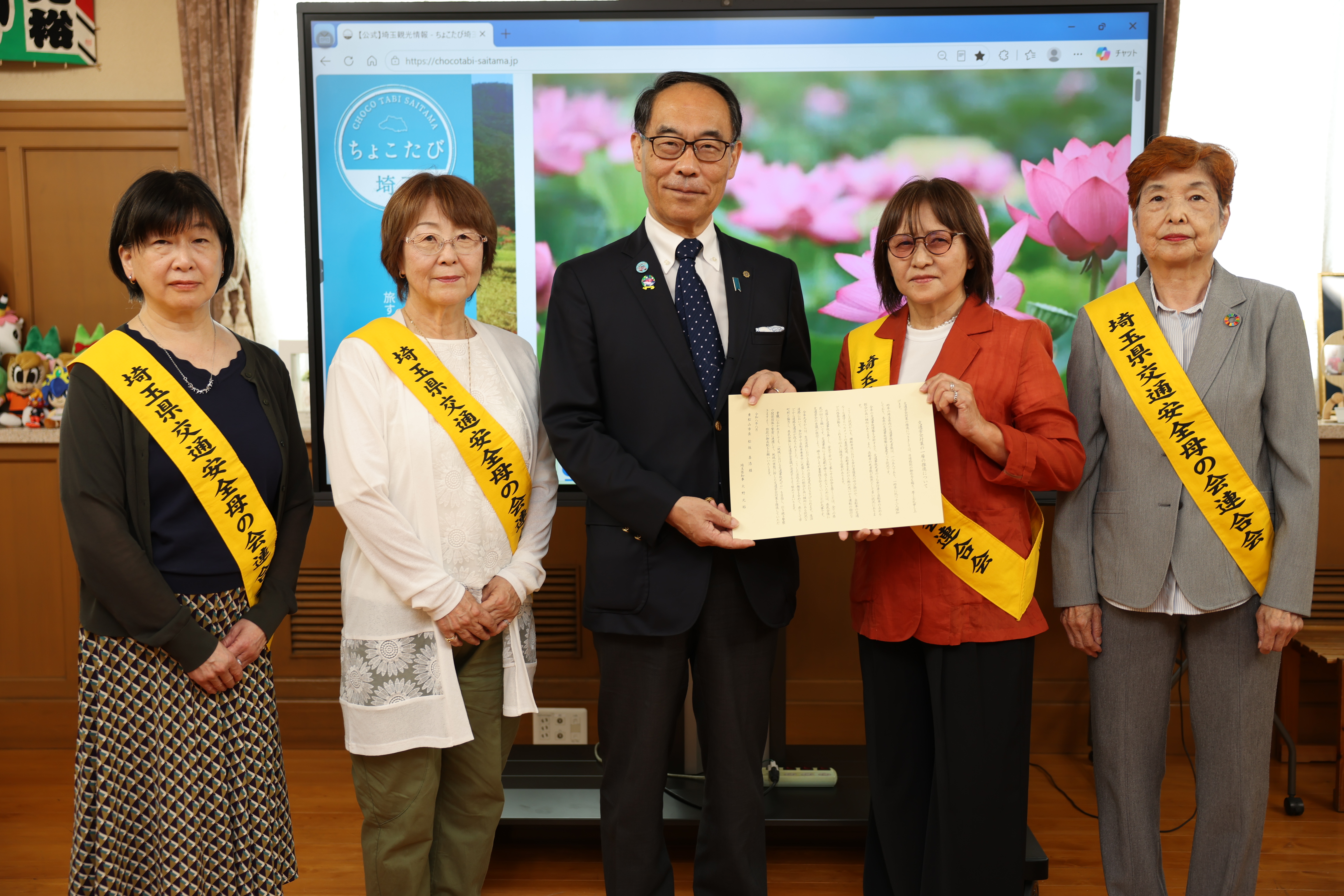 出席者と記念写真を撮る知事の写真