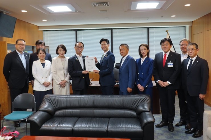 要望書を神谷政幸厚生労働大臣政務官に県内12市代表者とともに手渡す知事の様子