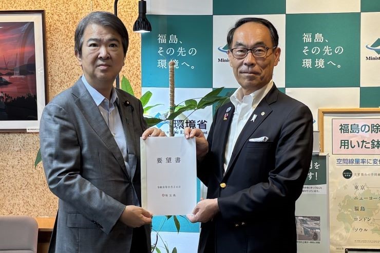 石原宏高環境大臣に要望書を手渡す知事の写真