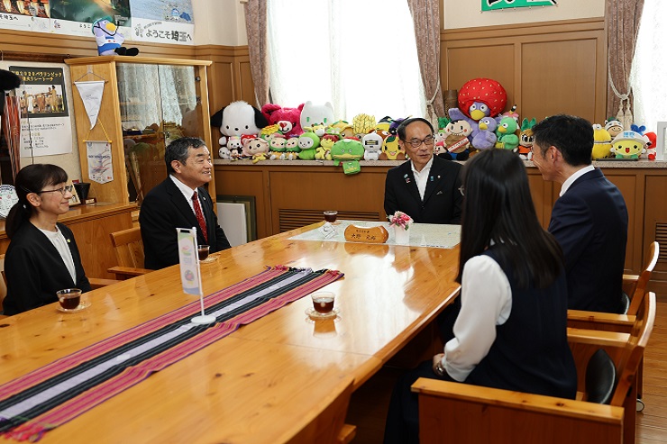 感謝状贈呈者と歓談する知事の写真