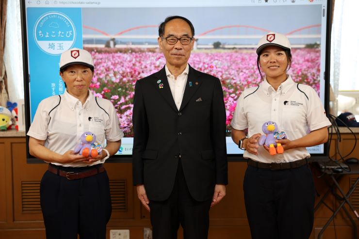 訪問者と記念写真を撮る知事の写真