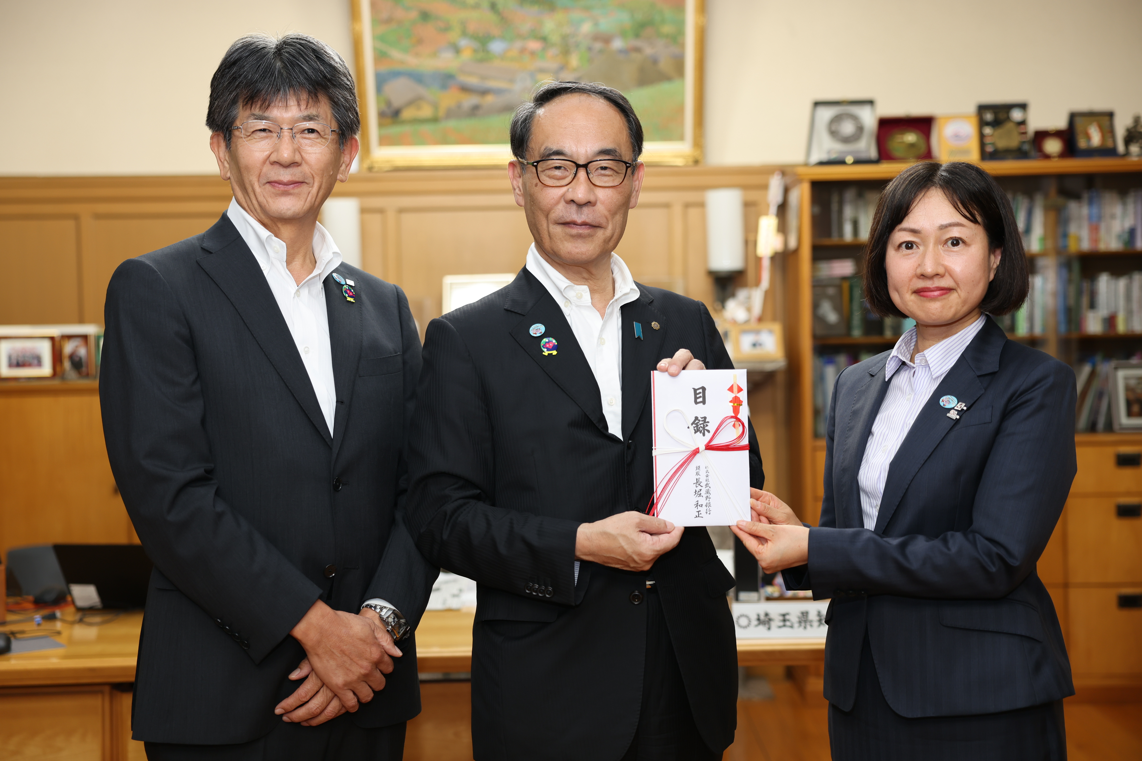 義援金贈呈者と記念写真を撮る知事の写真