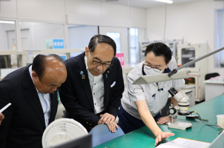 シチズン時計マニュファクチャリング株式会社埼玉吉見工場を視察する知事の写真