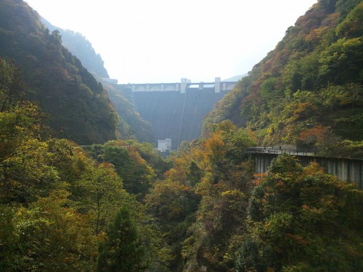 浦山ダムと紅葉