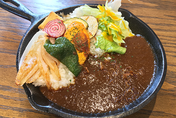 野菜がふんだんに入ったカレーの写真