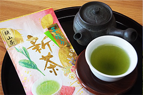 狭山茶の新茶のパッケージと急須でいれたお茶の写真