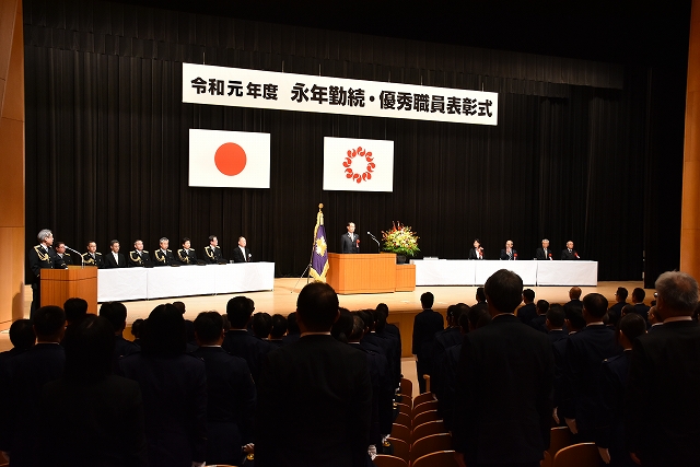 県警永年勤続・優秀職員表彰式の様子