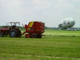 大型機械と牧草地