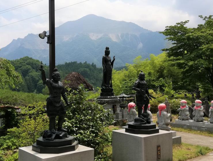 東林寺から眺める武甲山