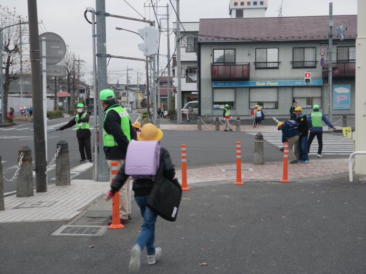 交差点での見守り活動の写真