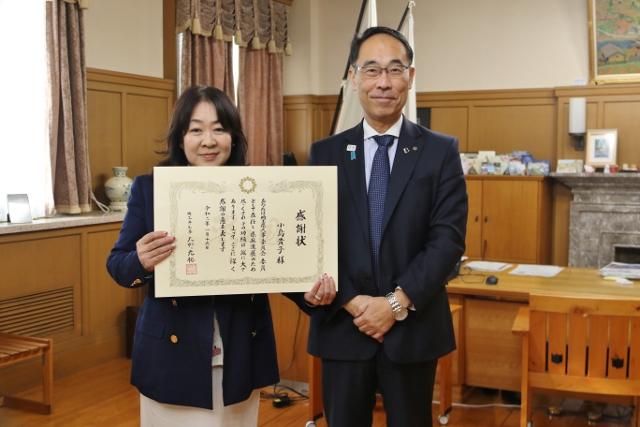 小島貴子前人事委員会委員と知事の記念写真