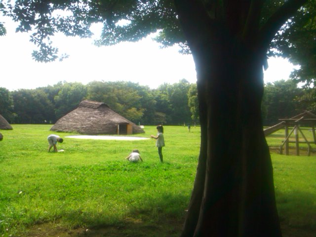 クローバーをつむこども達・水子貝塚公園