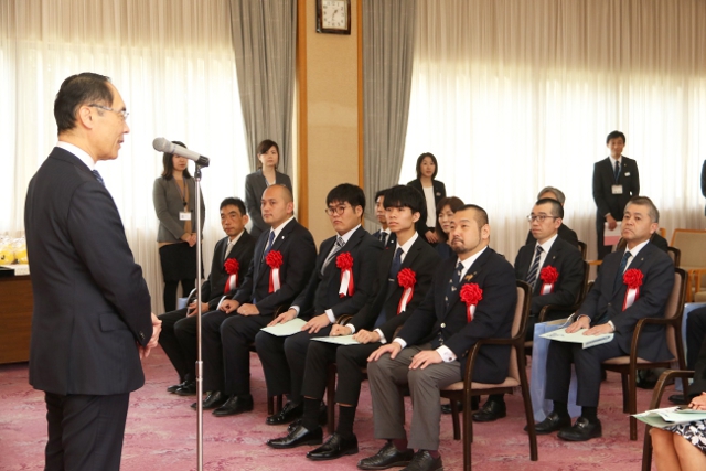 令和元年度彩の国埼玉環境大賞表彰式で挨拶をする知事の写真