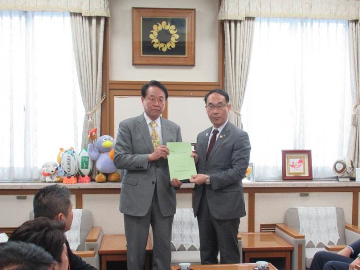 埼玉県議会水泳振興議員連盟が知事へ要望（要望の様子）