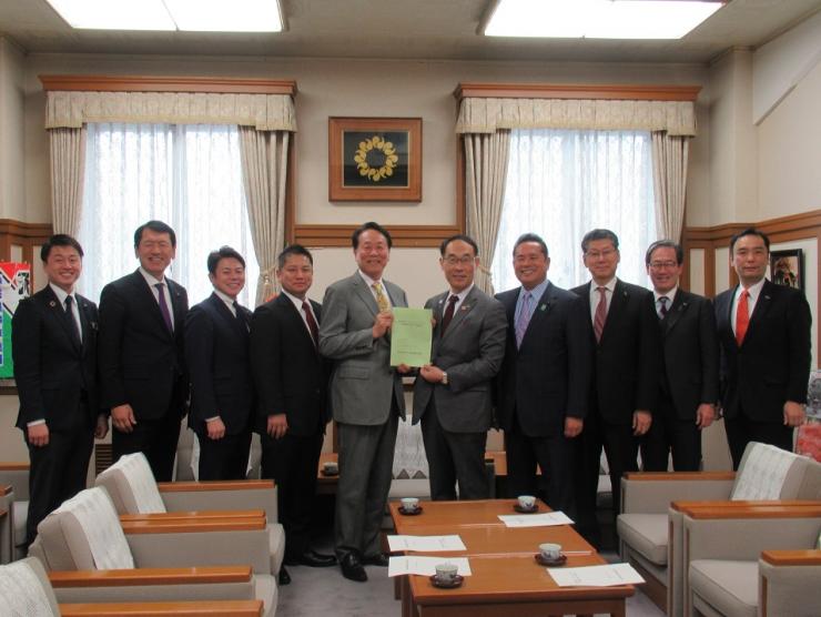 埼玉県議会水泳振興議員連盟が知事へ要望（記念撮影）