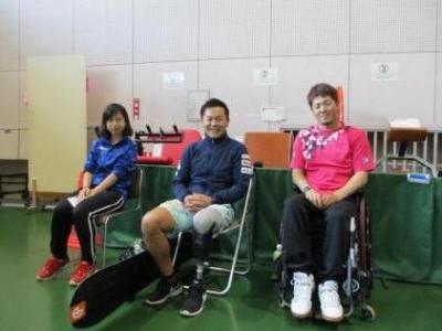 右：菅野 浩二選手（車いすテニス）、中央：市川 貴仁選手（スノーボード）、左：酒井 園実選手（走り幅跳び）