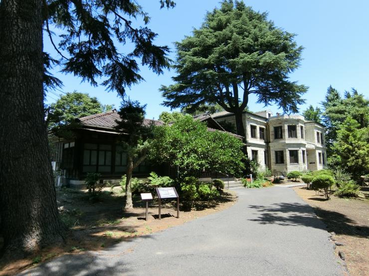 平屋建ての和建築と石造りの洋館