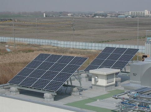 PFI屋根上の太陽光発電パネルの写真