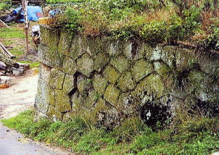 空石積擁壁の出隅部が変状している場合