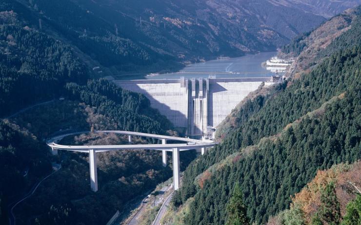 ループ橋と滝沢ダム