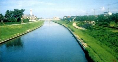 越谷市内の新方川の写真