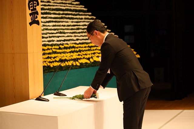 戦没者追悼式で献花する知事