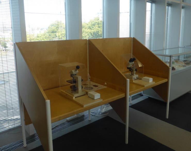 写真：展示施設環境情報プラザにある顕微鏡コーナー