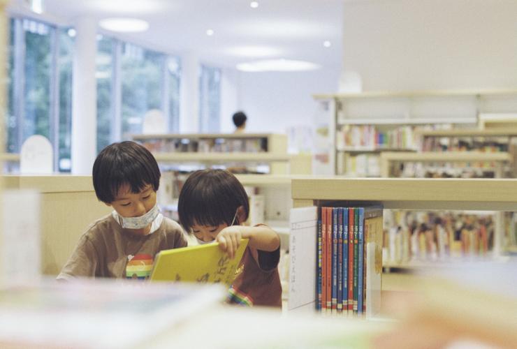 「本を読む　ふたりで読む」