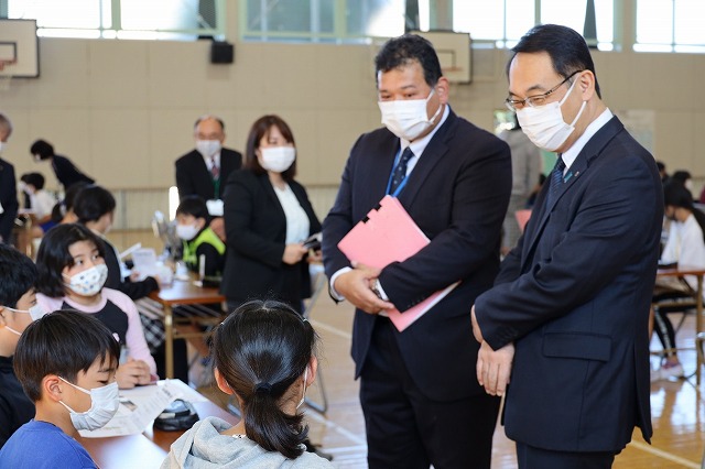 神川町立丹荘(たんしょう)小学校の訪問の様子