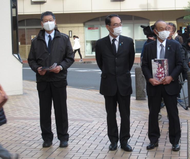 左から宮崎副会長、大野知事、長峰会長の写真