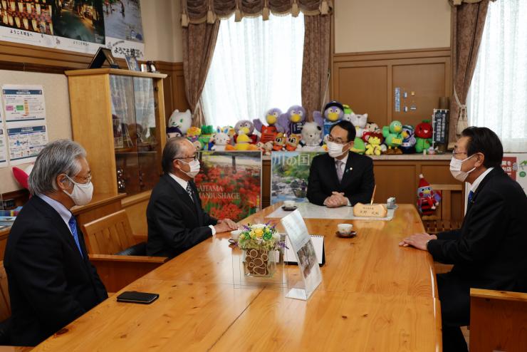 知事と意見交換をする様子