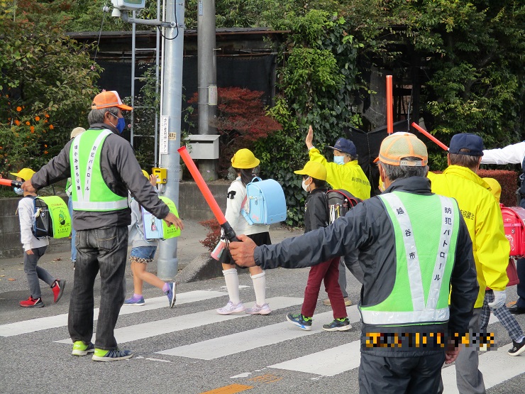 交差点で下校する児童の安全確保を行う様子の写真