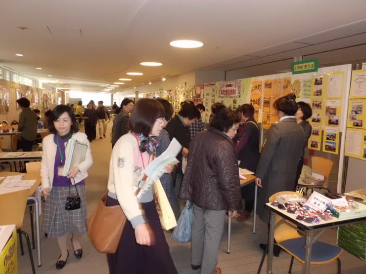 展示発表を漢学する来場者