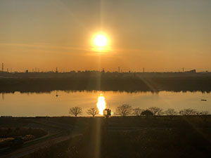 「みどりパル」からの夕日 彩湖自然学習センター（みどりパル）